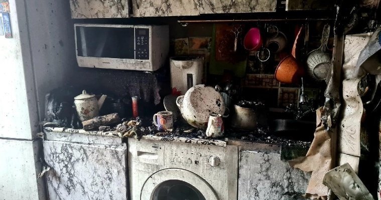 Из-за неисправной стиральной машины в Ижевске загорелась квартира 
