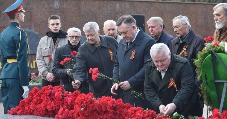 Представители Совета ветеранов «БУММАШ» возложили цветы к Монументу боевой и трудовой славы