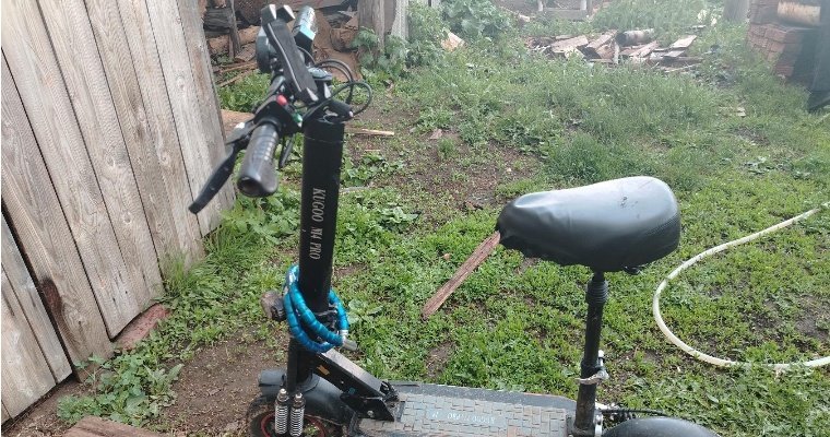 Папа с ребёнком опрокинулись на электросамокате в Шарканском районе 