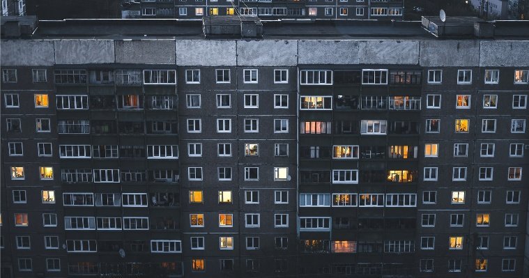 Страдающая потерей памяти женщина выпала из окна восьмого этажа в Ижевске 