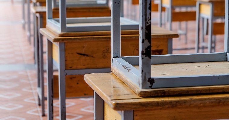 Администрацию Ижевска обязали укомплектовать школу №17 новыми партами и стульями