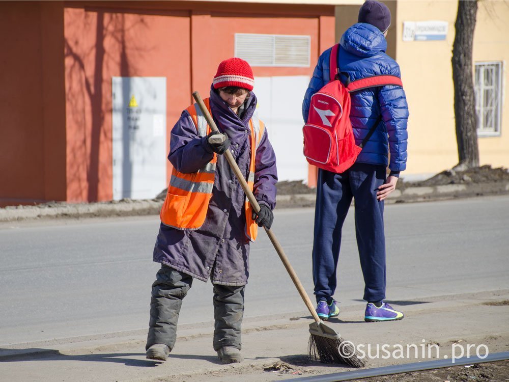 На улицах Ижевска начали убирать накопившийся за зиму смет