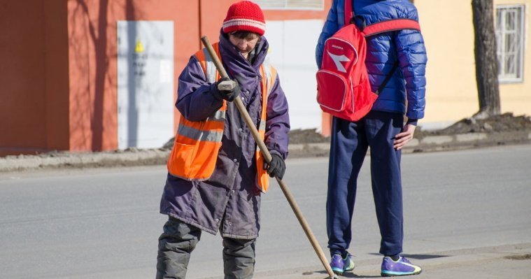 На улицах Ижевска начали убирать накопившийся за зиму смет