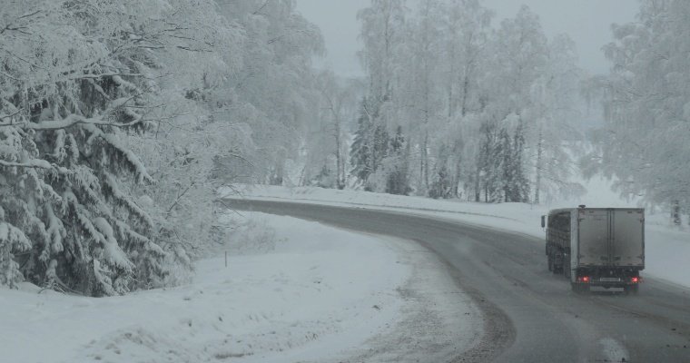 Жителей Удмуртии предупредили об опасности на дорогах из-за снегопада