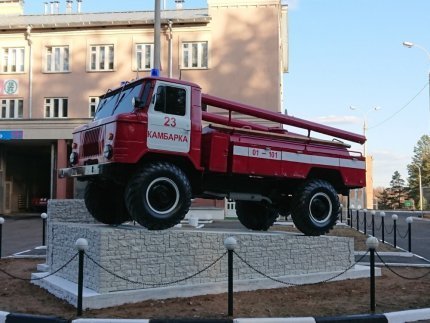 Памятник пожарному автомобилю открыли в Камбарке