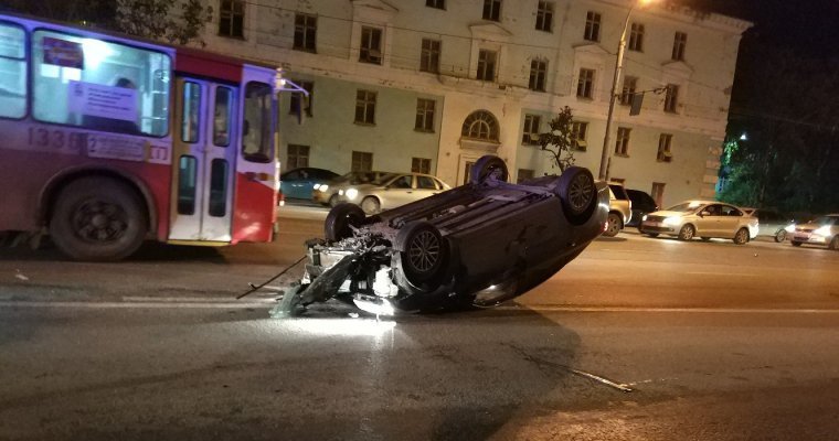 Юный водитель в Ижевске сбил пешехода, светофор и повредил два авто