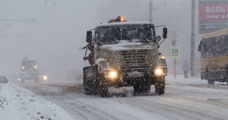 Жителей Удмуртии попросили сообщать об опасных снежных горках возле проезжей части