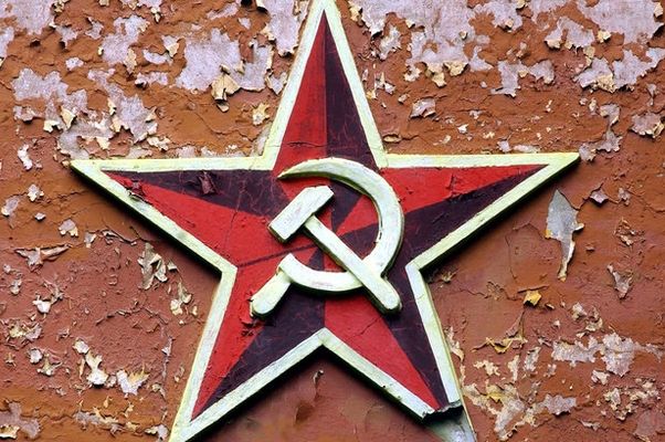 Более 500 советских памятников предложили снести в Польше