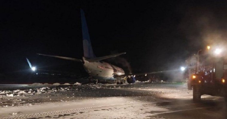 В аэропорту Перми лайнер при взлете врезался в сугроб 