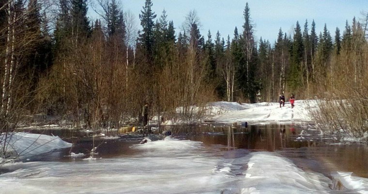 Семь человек пропали без вести после падения вездехода в воду в Коми