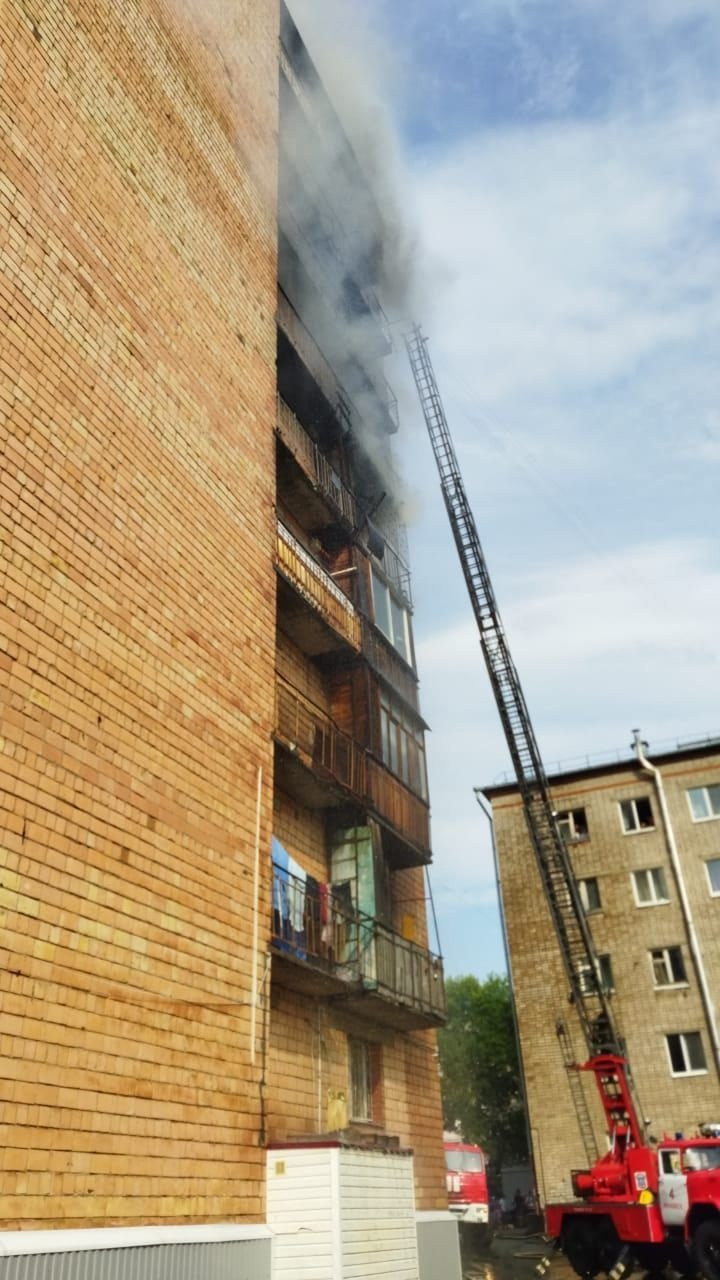 В Ижевске борются с пожаром в жилом доме 