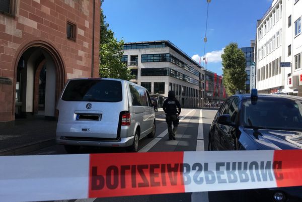 Захватившего ресторан в Германии мужчину обнаружили спящим в подвале