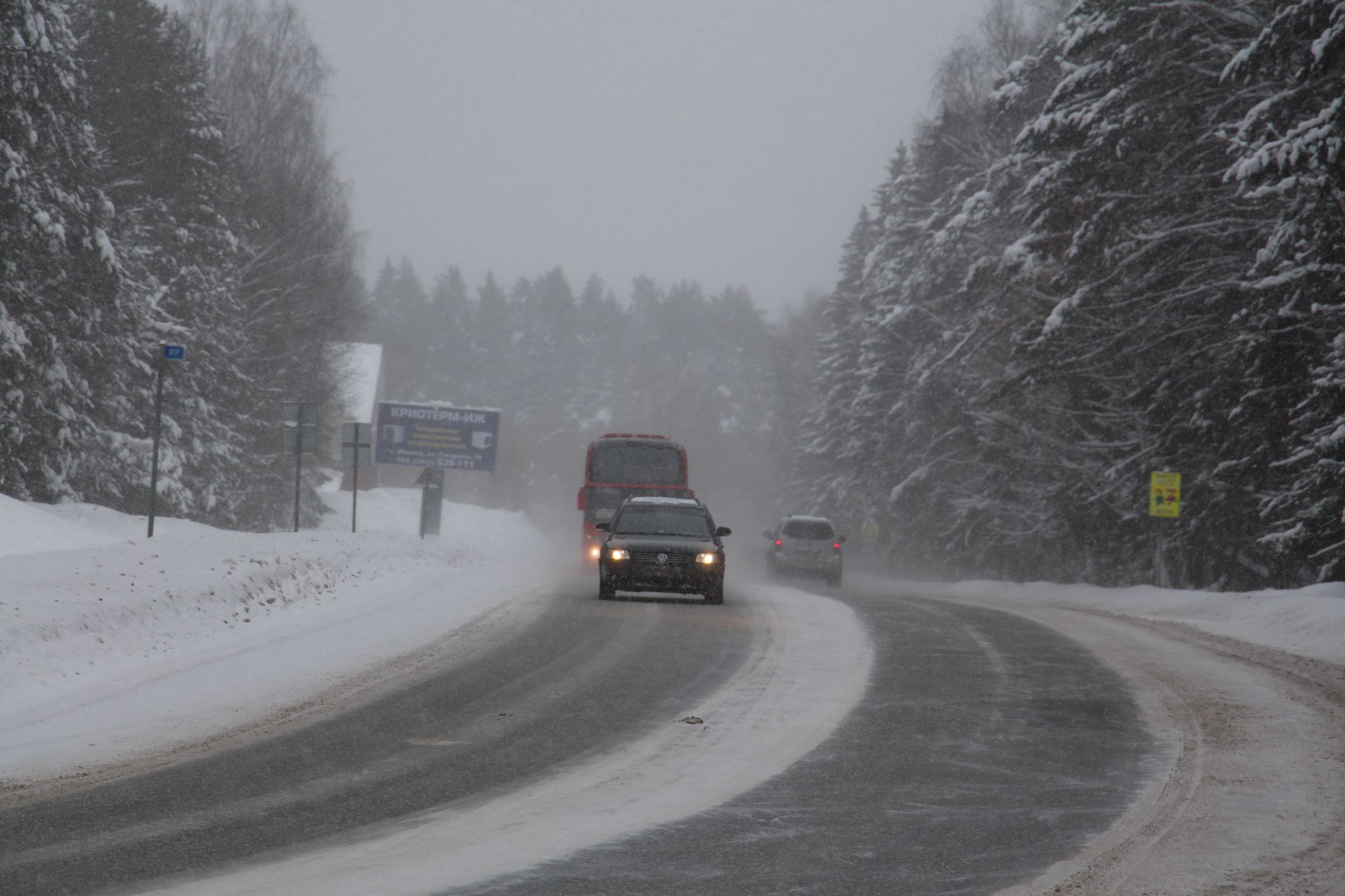 В Удмуртии из-за снегопада ограничили движение на участках дороги Ижевск-Воткинск-Кельчино
