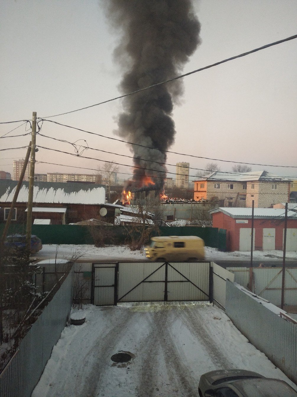 Авторазбор горит в районе «болота» в Ижевске