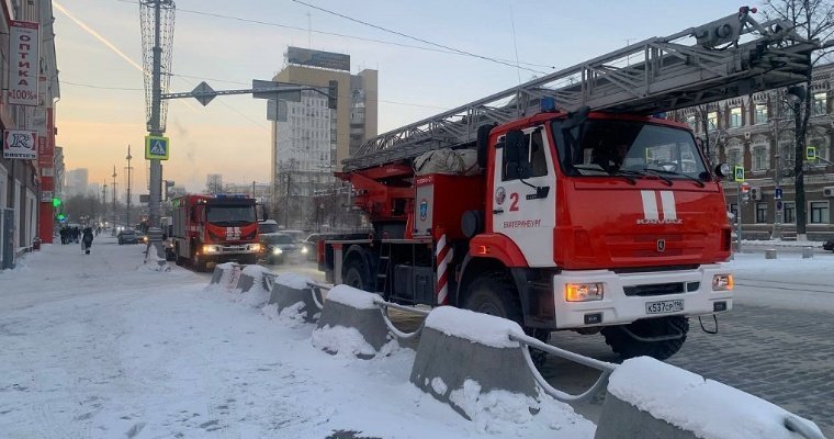 Из вспыхнувшего торгового центра в Екатеринбурге эвакуировали 500 человек 