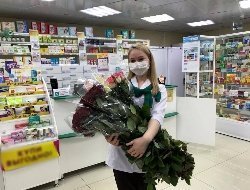 Весна возвращается: тысячи роз подарили фармацевтам и врачам Ижевска