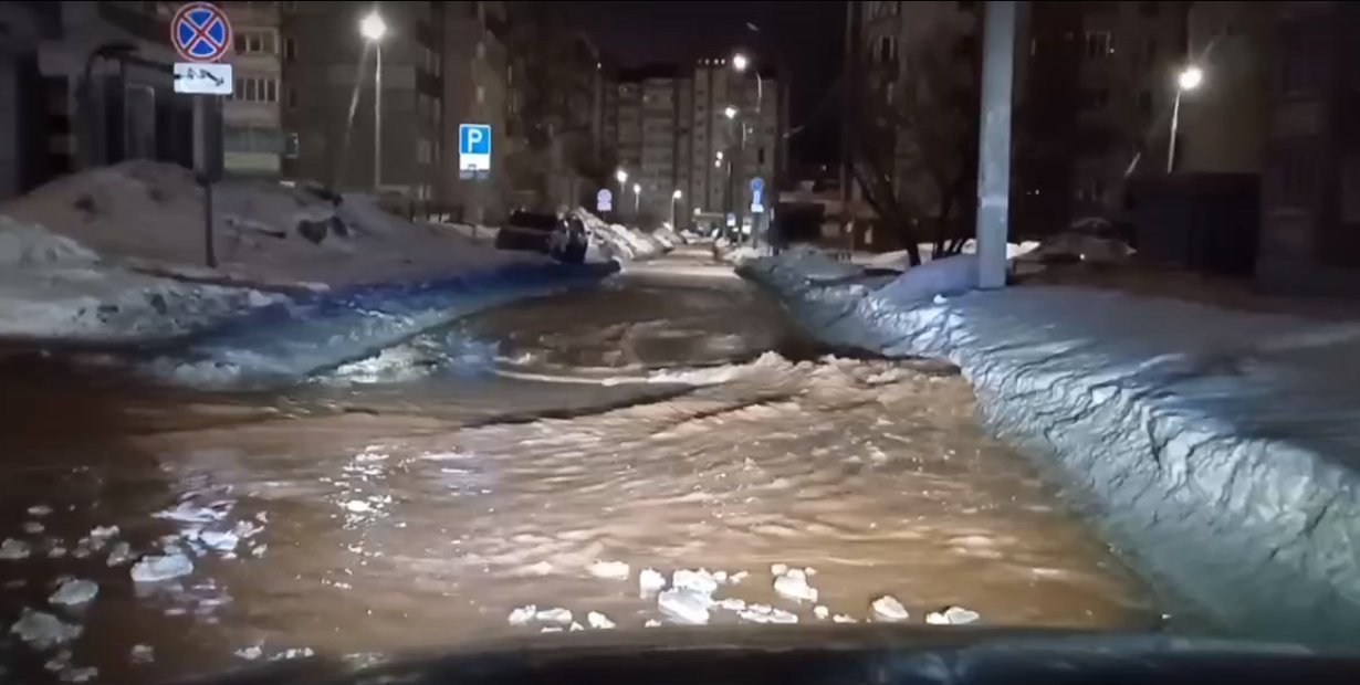 Прорыв водопровода в Ижевске и первые цветы в Москве: новости к этому часу