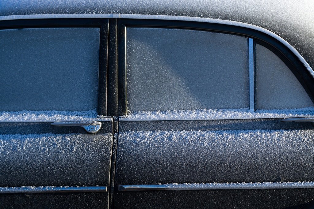 Российским автомобилистам дали советы по борьбе с ледяным дождем