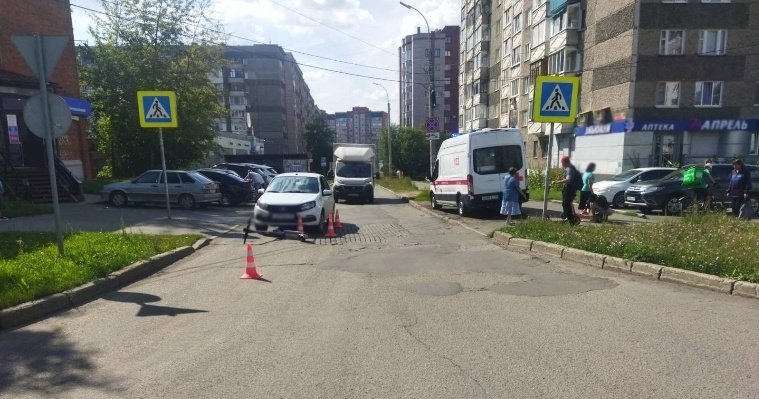 В Ижевске автомобиль сбил 16-летнюю девушку на электросамокате