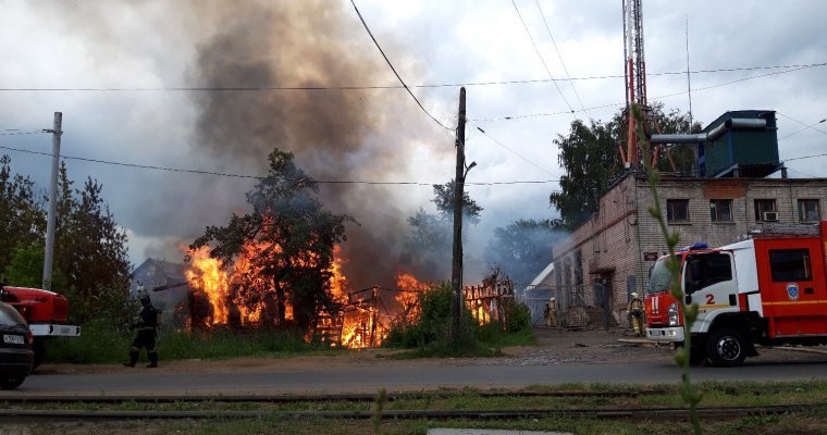 Барак сгорел на улице Серова в Ижевске