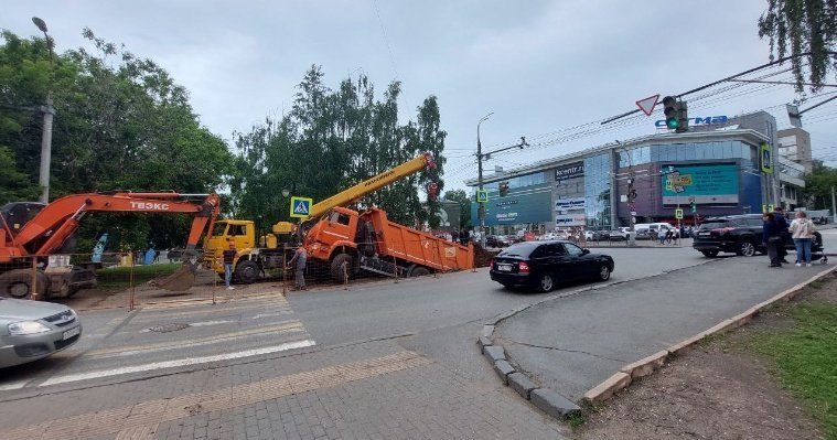 В Ижевске самосвал провалился в раскоп при проведении ремонтных работ на коммунальных сетях