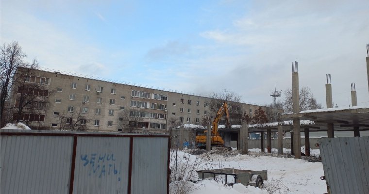 В Ижевске начали сносить недостроенный бизнес-центр на переулке Северном