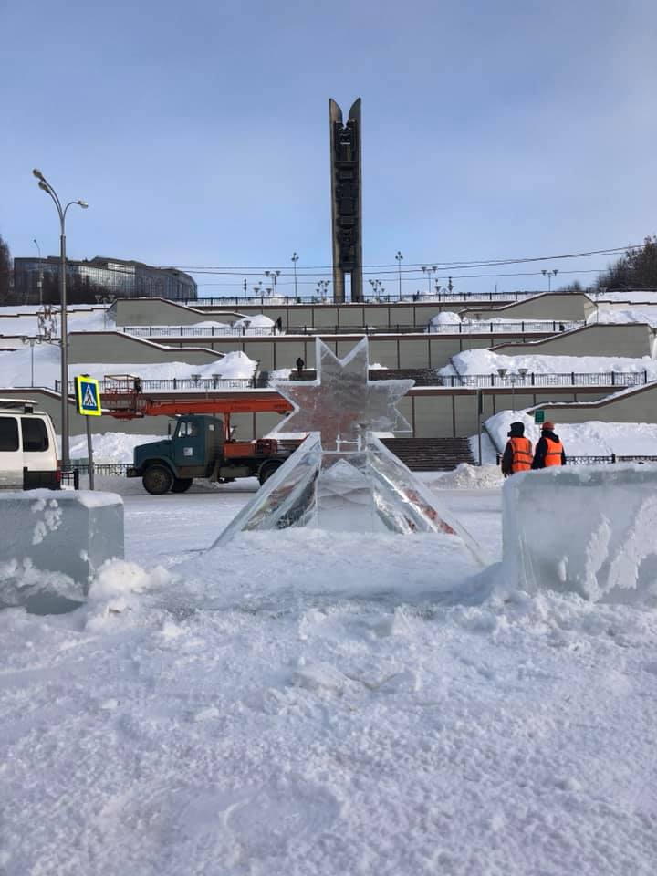 Создание ледяных скульптур началось на набережной пруда в Ижевске