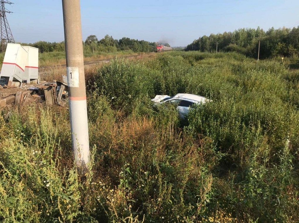 3 человека пострадали при столкновении автомобиля с поездом в Удмуртии