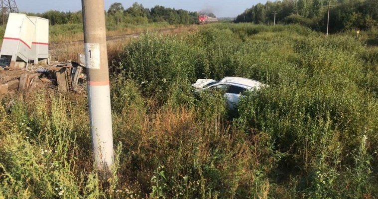 3 человека пострадали при столкновении автомобиля с поездом в Удмуртии