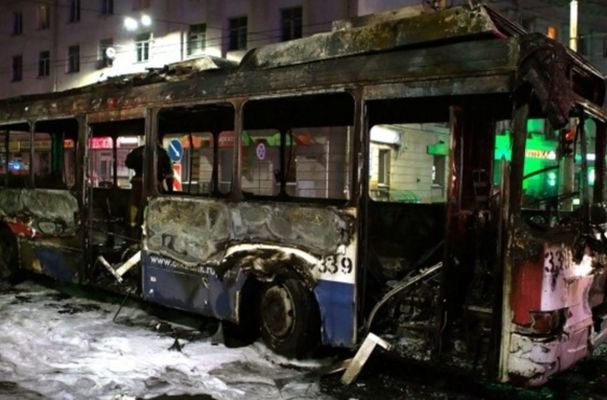 Троллейбус сгорел в Петрозаводске после удара молнии