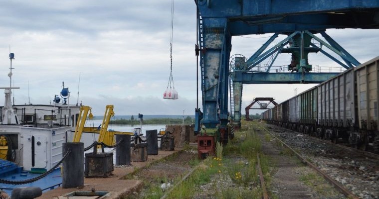 В порту Камбарки начали заниматься перегрузкой с водного транспорта на железнодорожный