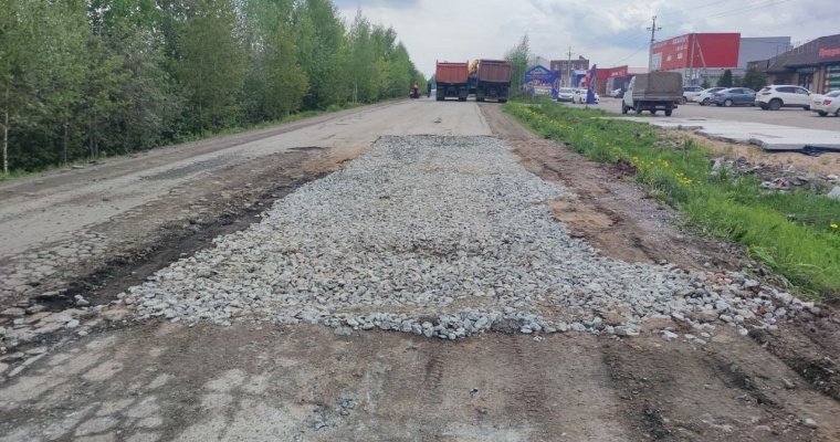 На дороге у села Старомихайловское вблизи Ижевска устраняют пучины 
