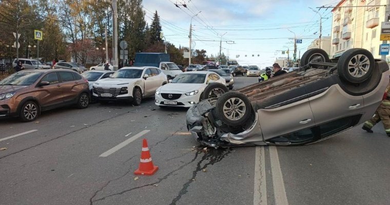 В ДТП на улице Пушкинской в Ижевске одну из машин отбросило на соседние автомобили