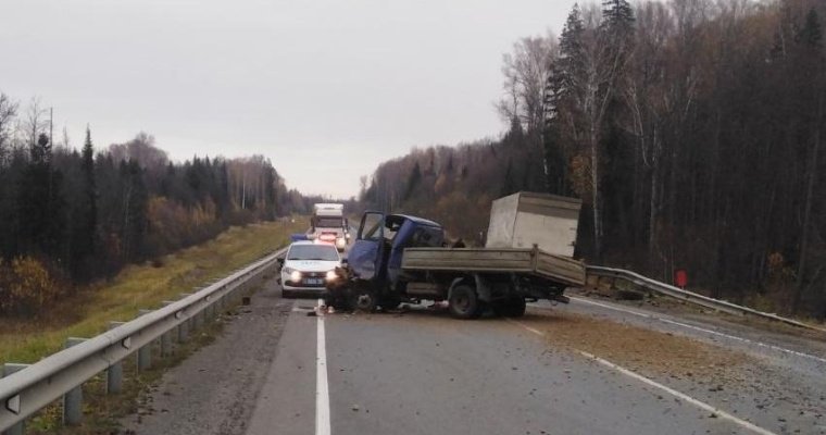 Два грузовика столкнулись под Ижевском из-за лопнувшего колеса