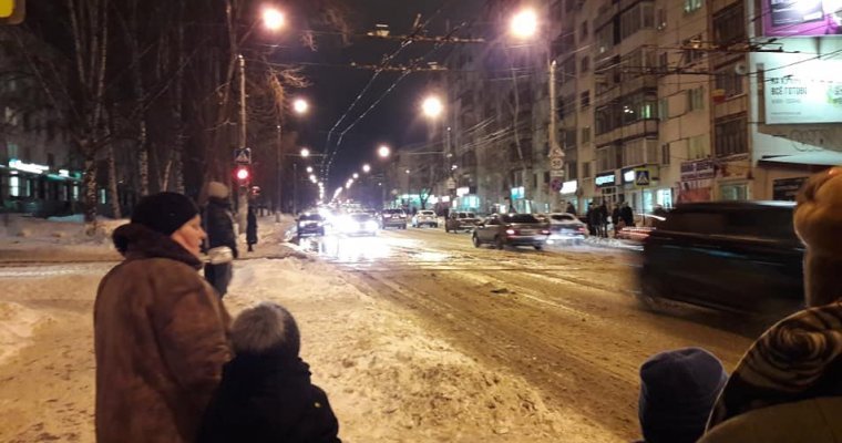 Проезжую часть улицы 30 лет Победы в Ижевске затопило из-за засора канализации
