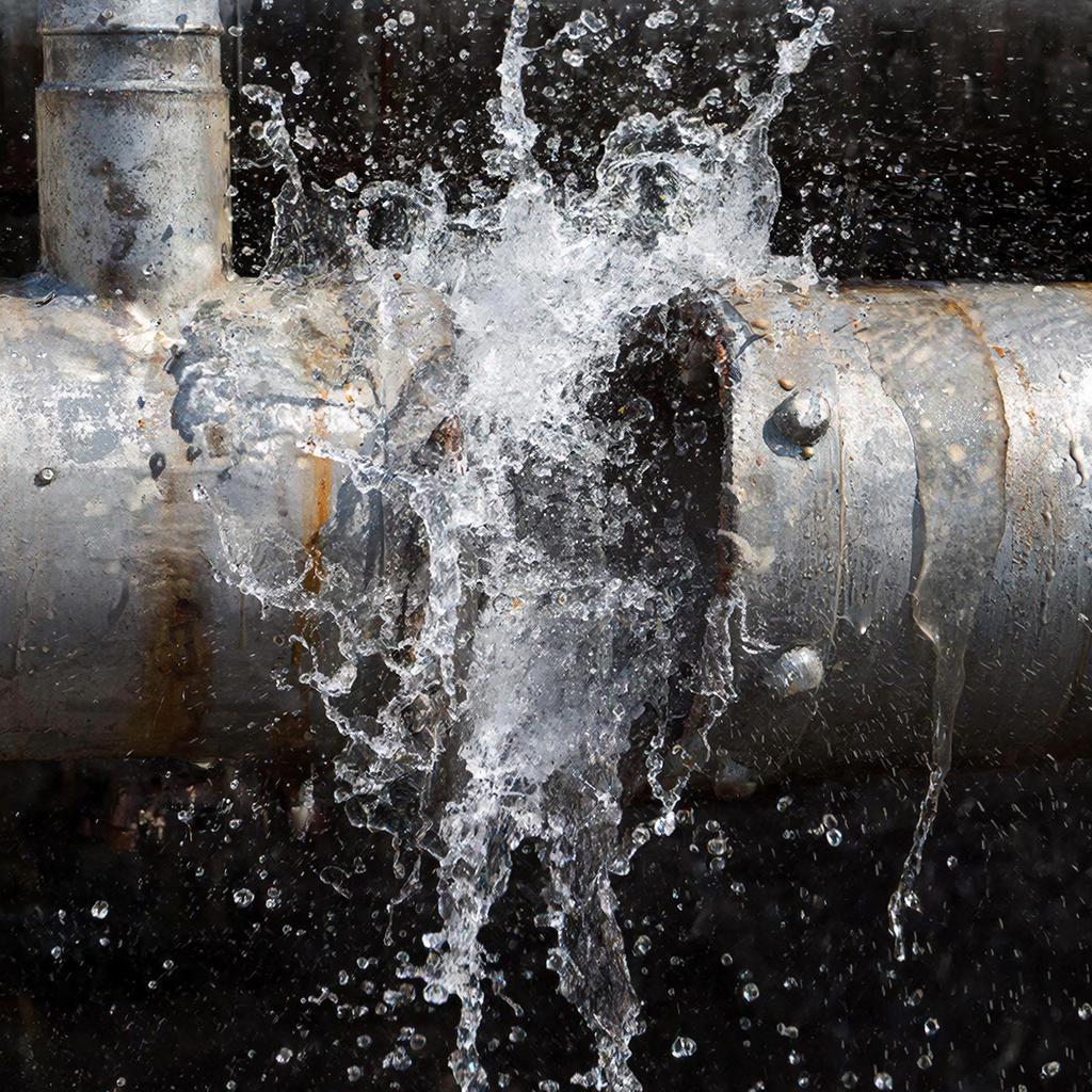 На улице Парковой в Ижевске устраняют порыв водопровода