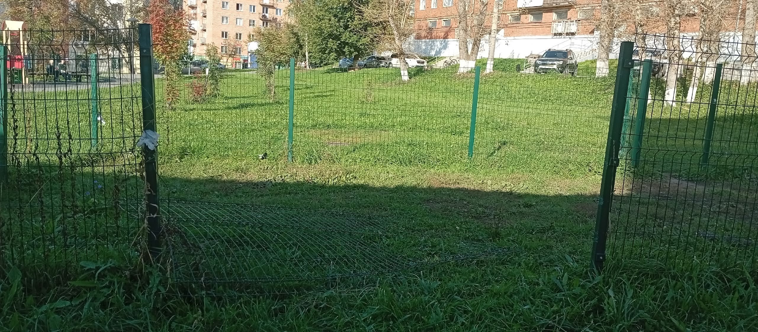 В Ижевском сквере «Рябиновый» неизвестные сломали ограждение собачьей площадки