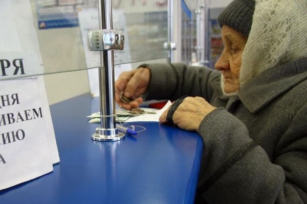 Увольнение с уходом на пенсию запись в трудовой книжке образец