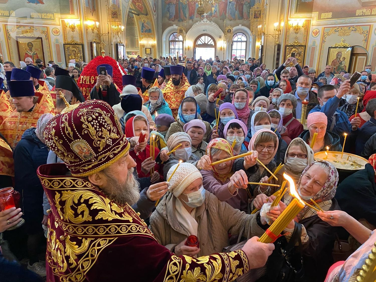 Когда начинается пасхальное богослужение. Пасхальная служба в Иерусалиме. Богослужении в церкви Пасха. Благодатный огонь в Иерусалиме. Благодатный огонь на Пасху.