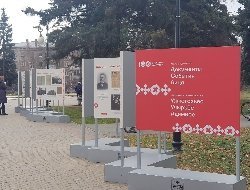 В Ижевске у Вечного огня открылась выставка в честь 100-летия государственности Удмуртии