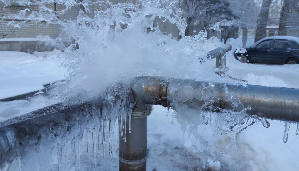 Восемь домов в удмуртском Балезино остались без отопления из-за порыва на теплотрассе