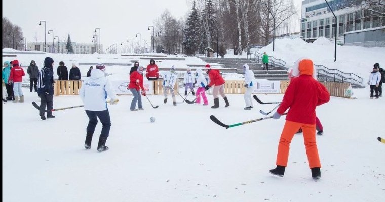 Кубок хоккей-на-валеночного турнира разыграли в Ижевске среди женских команд