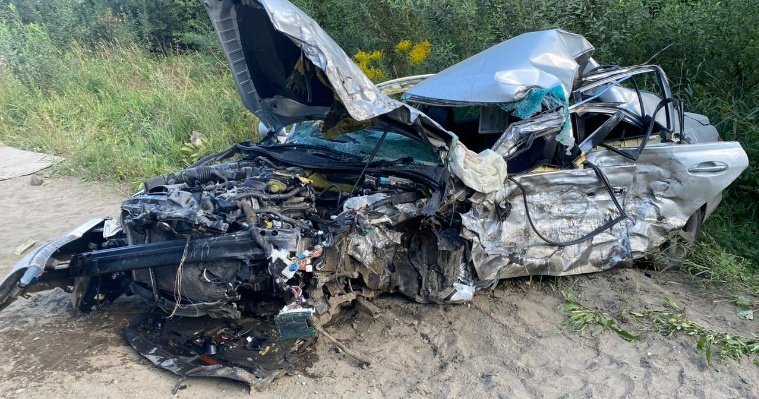 Два человека пострадали в столкновении легковушки и грузовика на Славянском шоссе в Ижевске