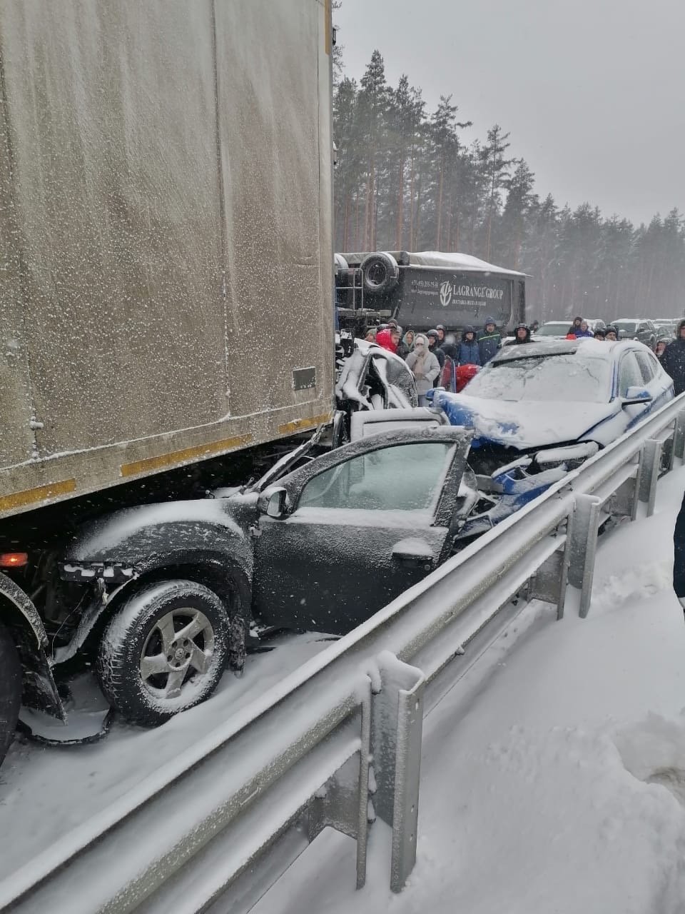На трассе Москва — Санкт-Петербург столкнулись более 30 автомобилей