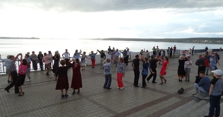 Бесплатные уроки «Танцы на набережной» начали проводить в Воткинске 