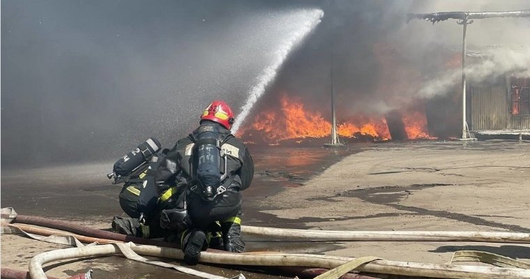 Московские пожарные спасли от огня завод спецавтомобилей 