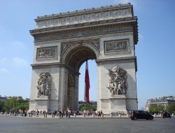 Триумфальную арку в Париже закрыли для туристов