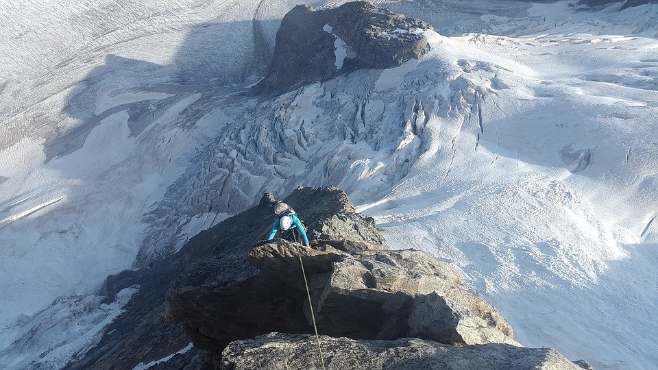 Альпиниста, сорвавшегося при восхождении на Эльбрус, передали врачам  