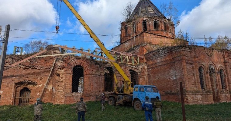 Стропила установили над трапезной храма в удмуртском Пышкете