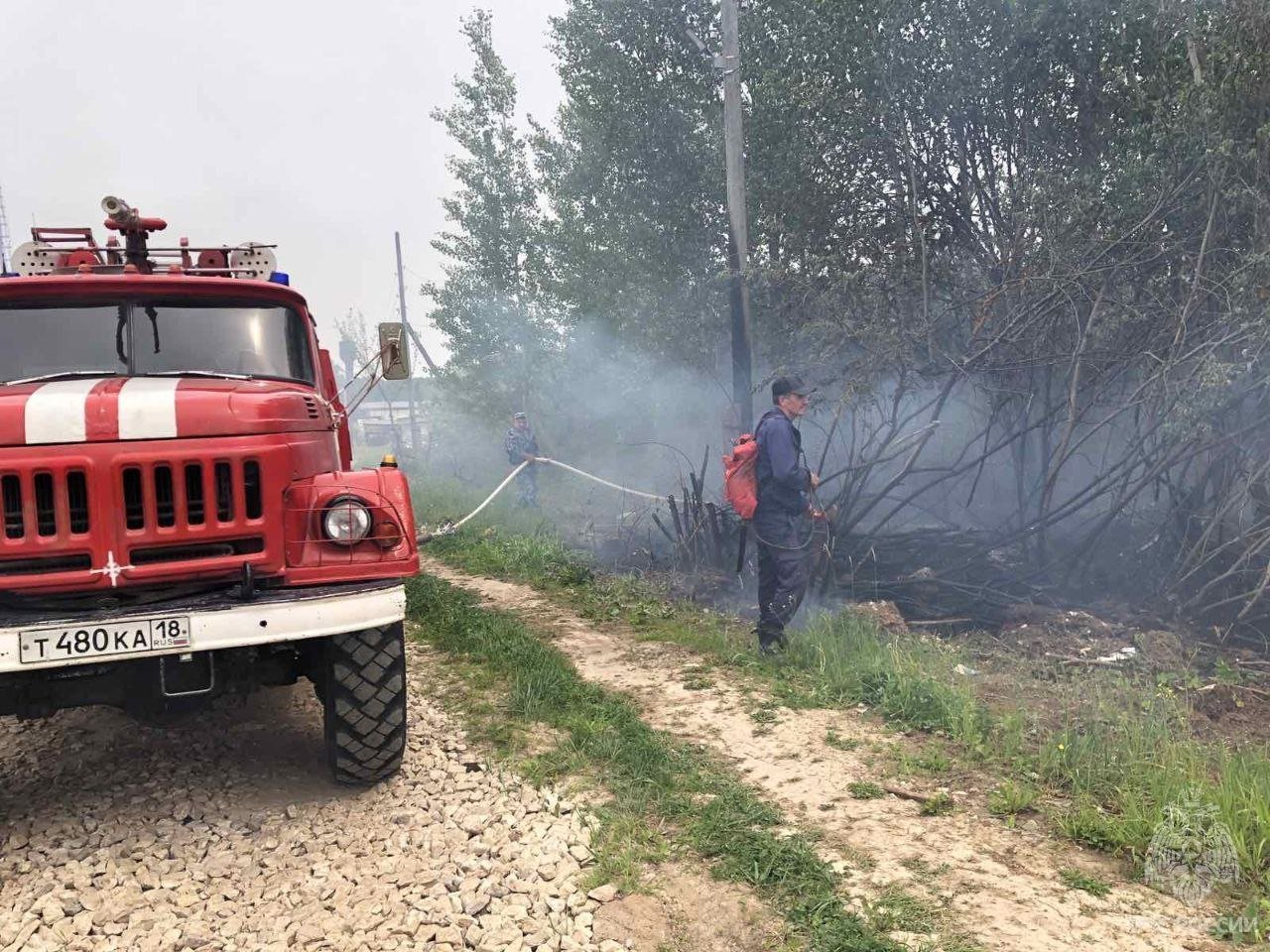 В Завьяловском районе загорелся трактор